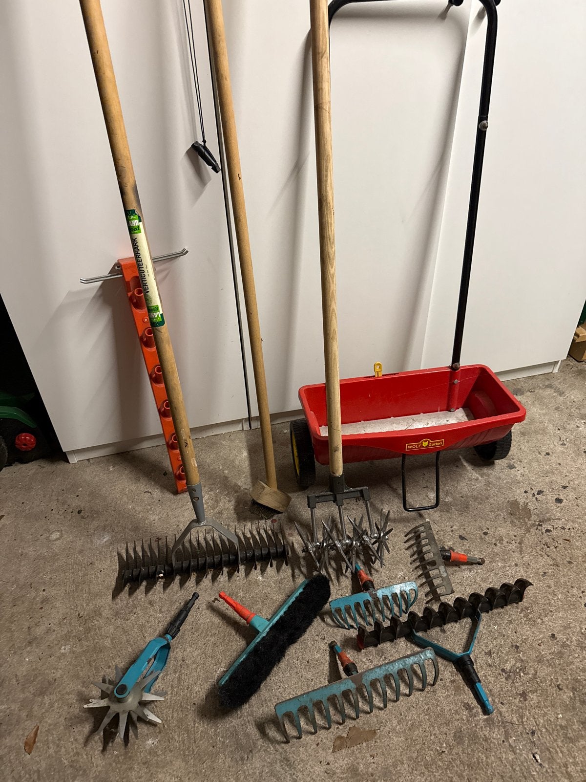 Diverse tuingereedschappen en strooiwagen, Ophalen, Gebruikt, Bezem