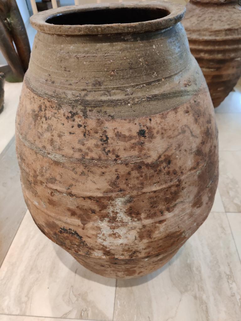 Oude terracotta pot met rode terracotta gloed en patina, Ophalen