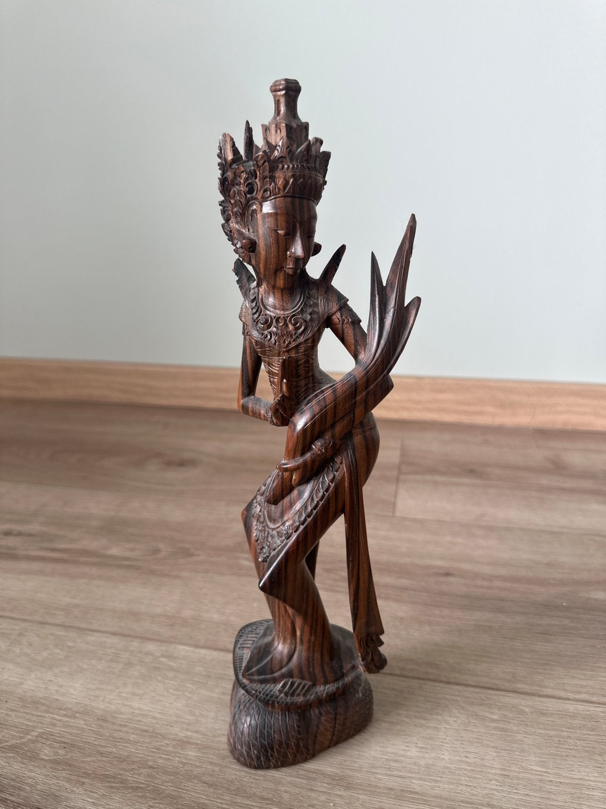 Fijn houtsnijwerk uit Indonesië - 33,5 cm hoog, Antiek en Kunst, Kunst | Beelden en Houtsnijwerken, Houtsnijwerk, Ophalen of Verzenden