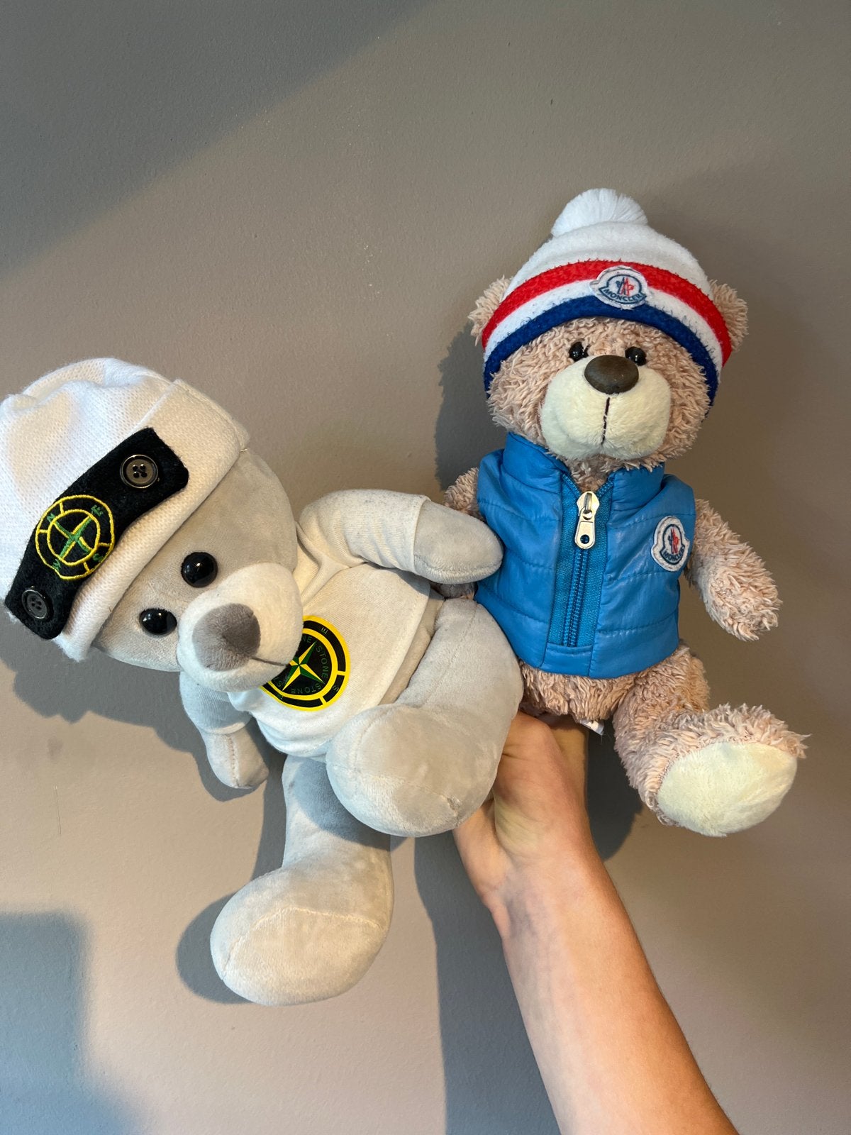 Twee knuffelberen met Stone Island en Moncler kleding, Overige merken, Overige karakters, Beer, Ophalen of Verzenden