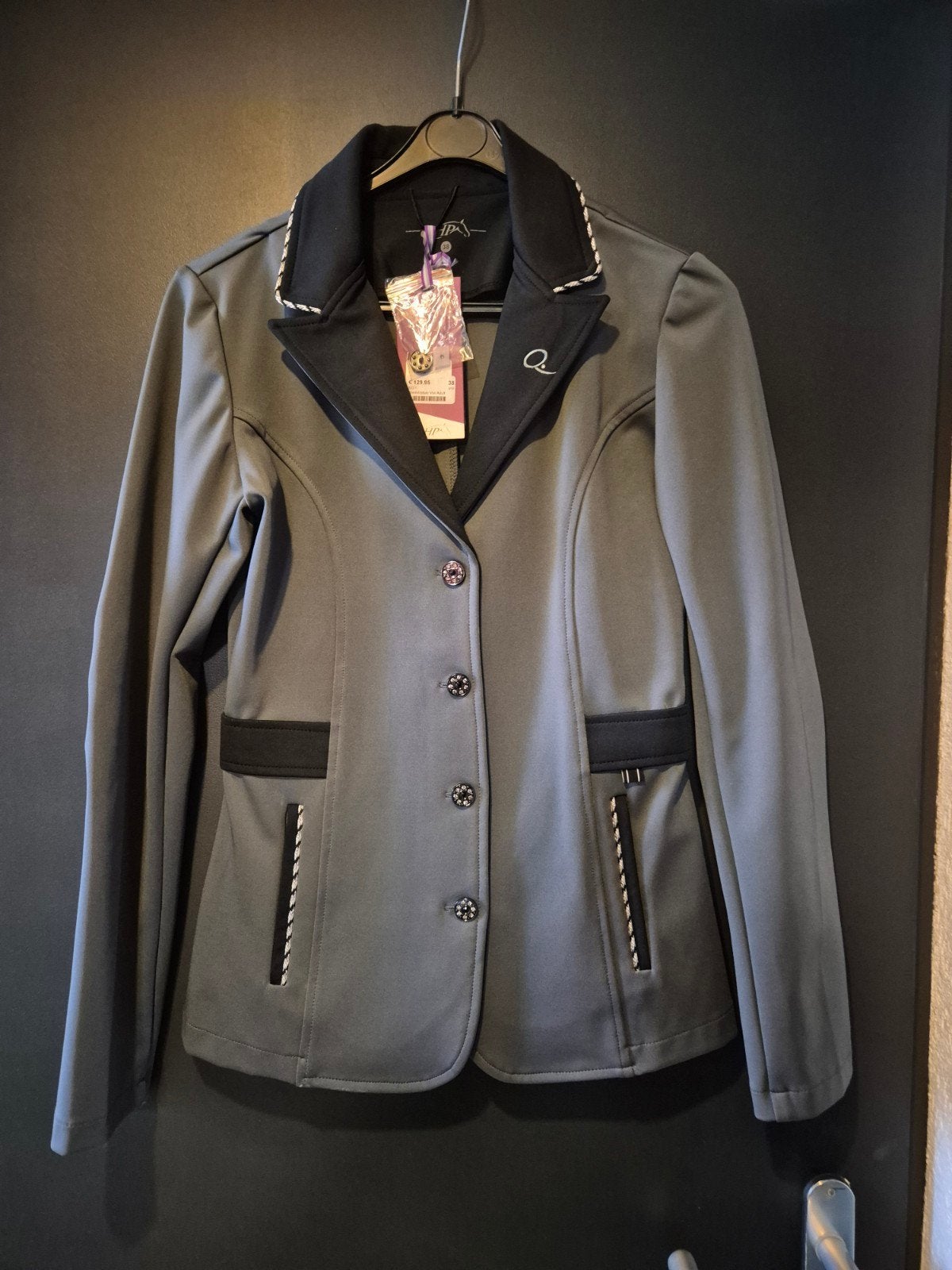 Wedstrijdjas QHP Vivi nieuw maat 38, Dieren en Toebehoren, Paardrijkleding, Ophalen of Verzenden, Nieuw, Dressuur, Bovenkleding