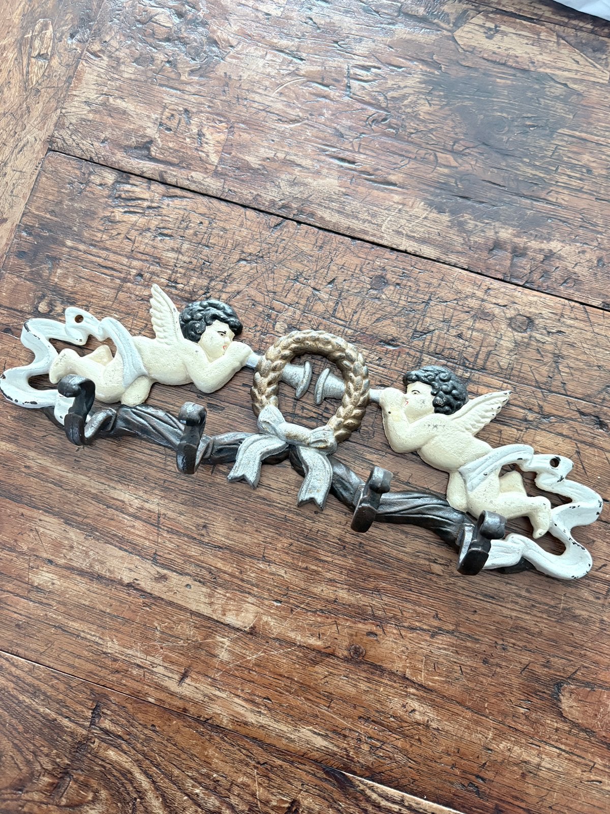 Brocante gietijzeren wandkapstokje met engeltjes., Huis en Inrichting, Gebruikt, Minder dan 100 cm, Metaal, Ophalen