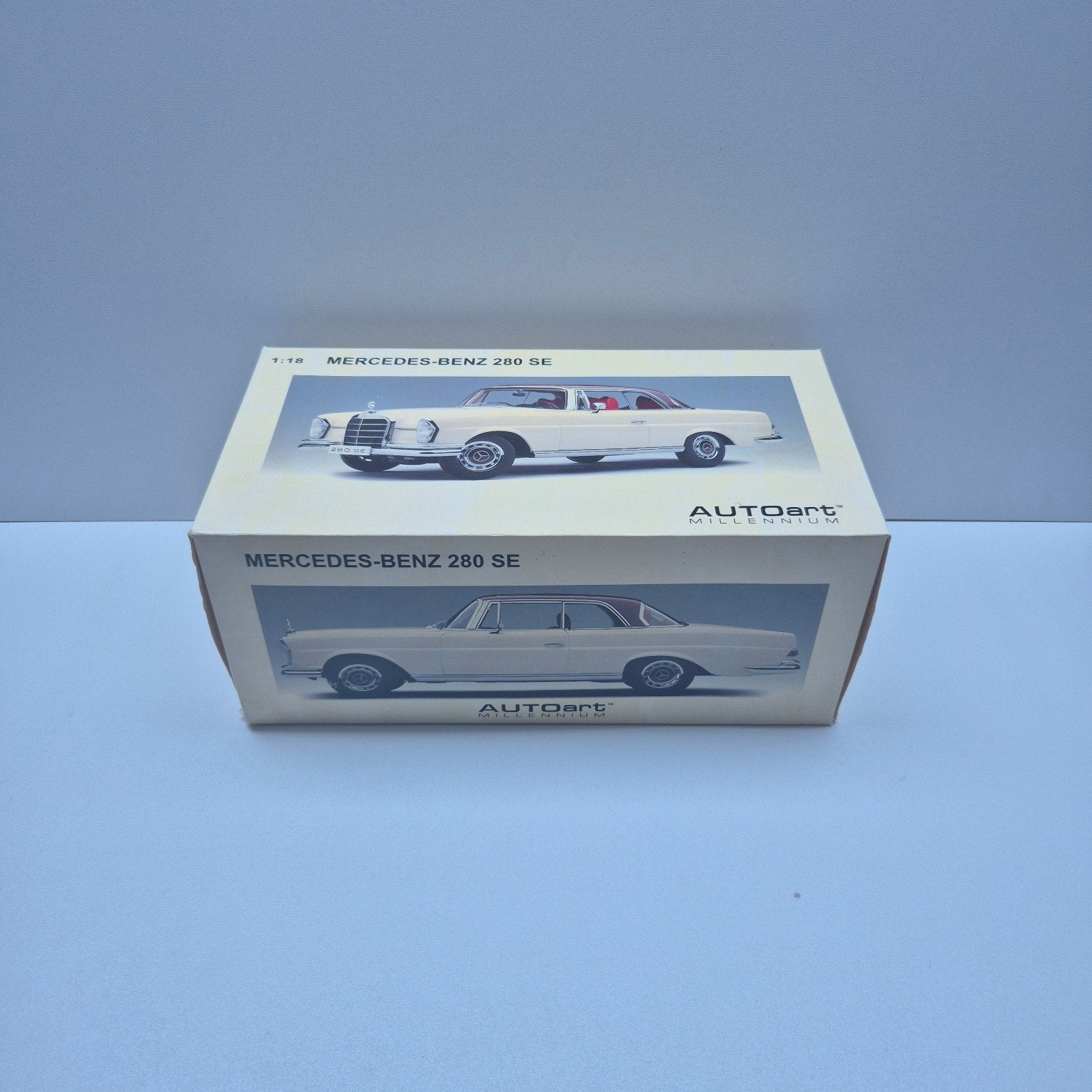 AUTOart Mercedes-Benz 280 SE wit/donkerrood 1:18, Hobby en Vrije tijd, Modelauto's | 1:18, Niet gespecificeerd, raadpleeg de website www.autoartmodels.com
