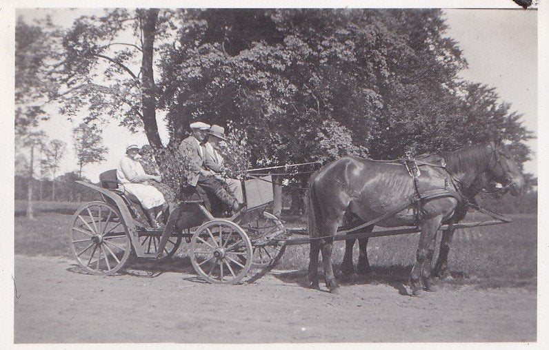 Oude Foto Paard en Wagen / Koets met Personen (ca 1920-1930), Ophalen of Verzenden, Overige soorten, Nederland, Foto of Poster