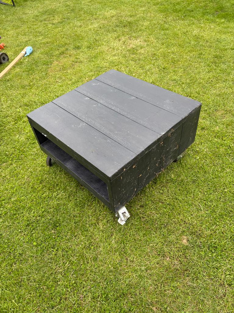 Zwarte salontafel van steigerhout op wielen, Huis en Inrichting, Tafels | Salontafels, Ophalen, Gebruikt, Vierkant, 50 tot 100 cm