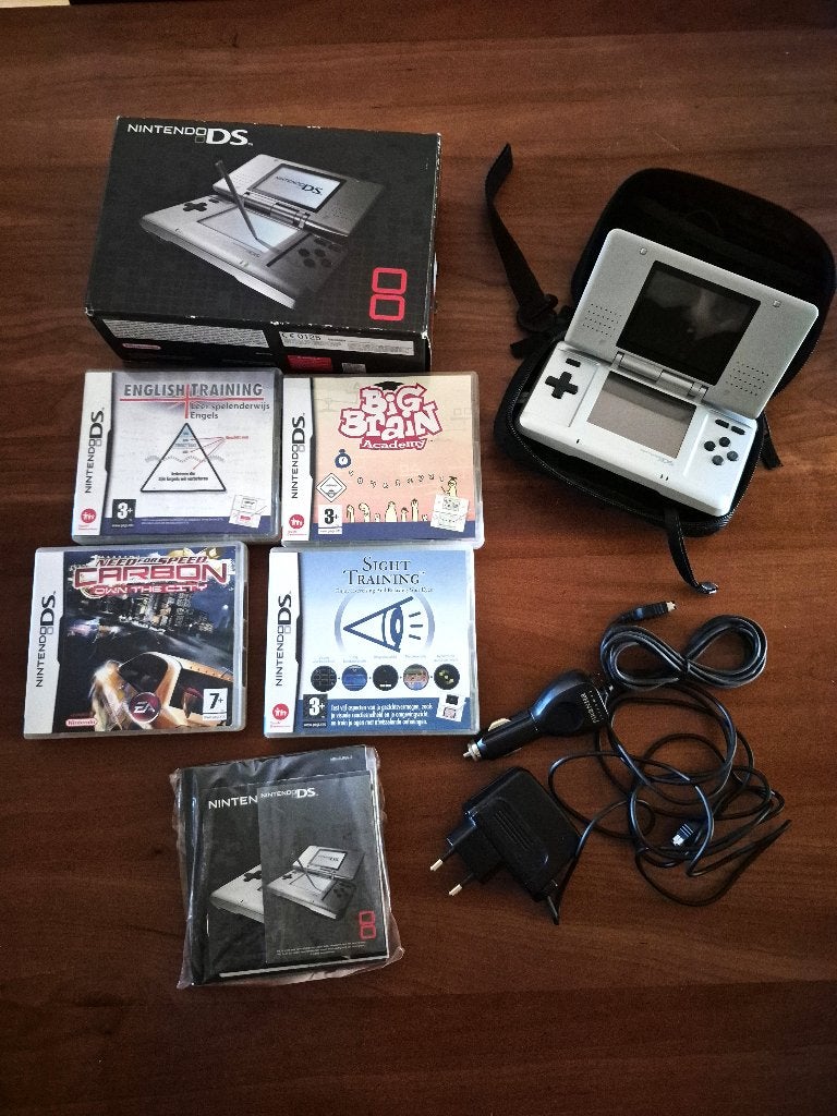 Nintendo DS Lite met 4 games en accessoires, Ophalen of Verzenden, Zo goed als nieuw, DS Lite, Met beschermhoes of tas