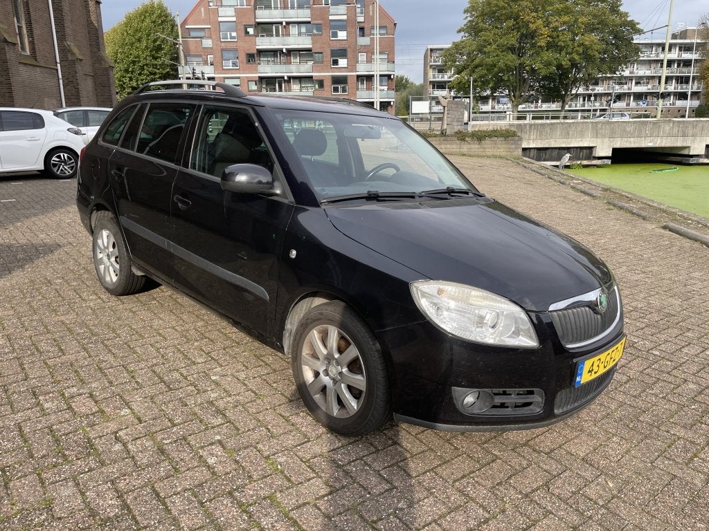 Skoda Fabia Combi 1.6-16V Elegance Nw Apk, Auto's, 450 kg, Gebruikt, 4 cilinders, Handgeschakeld