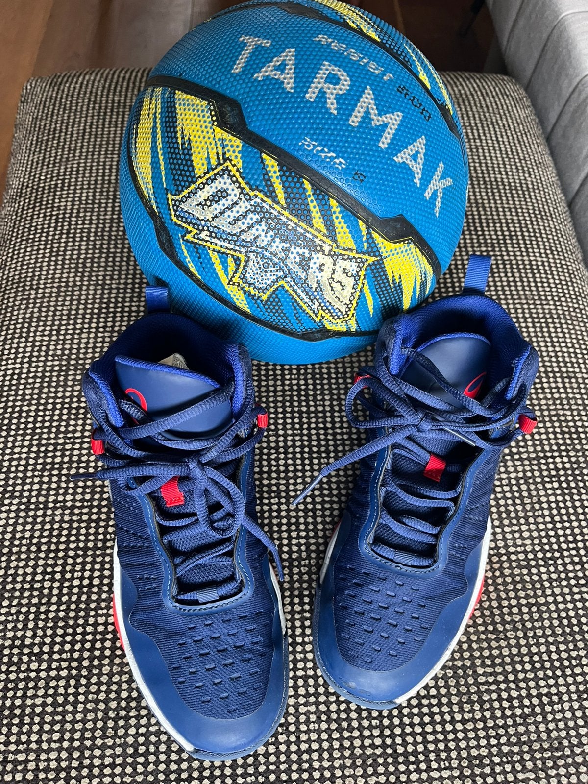 Basketbal schoenen maat 35 incl basketbal 5, Ophalen of Verzenden, Zo goed als nieuw, Schoenen