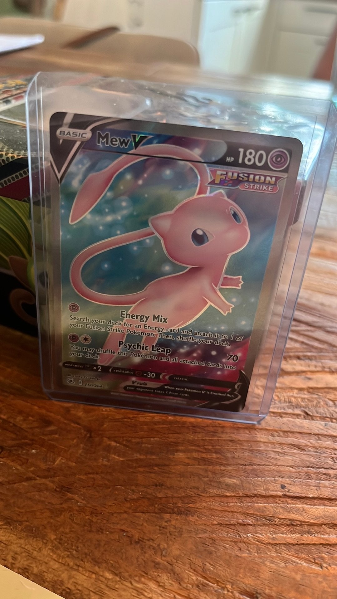 Mew v Holofoil Full art, Hobby en Vrije tijd, Ophalen of Verzenden, Zo goed als nieuw
