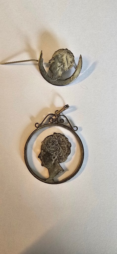 twee zilveren verzets muntsieraden, Ophalen of Verzenden, Landmacht, Nederland, Embleem of Badge