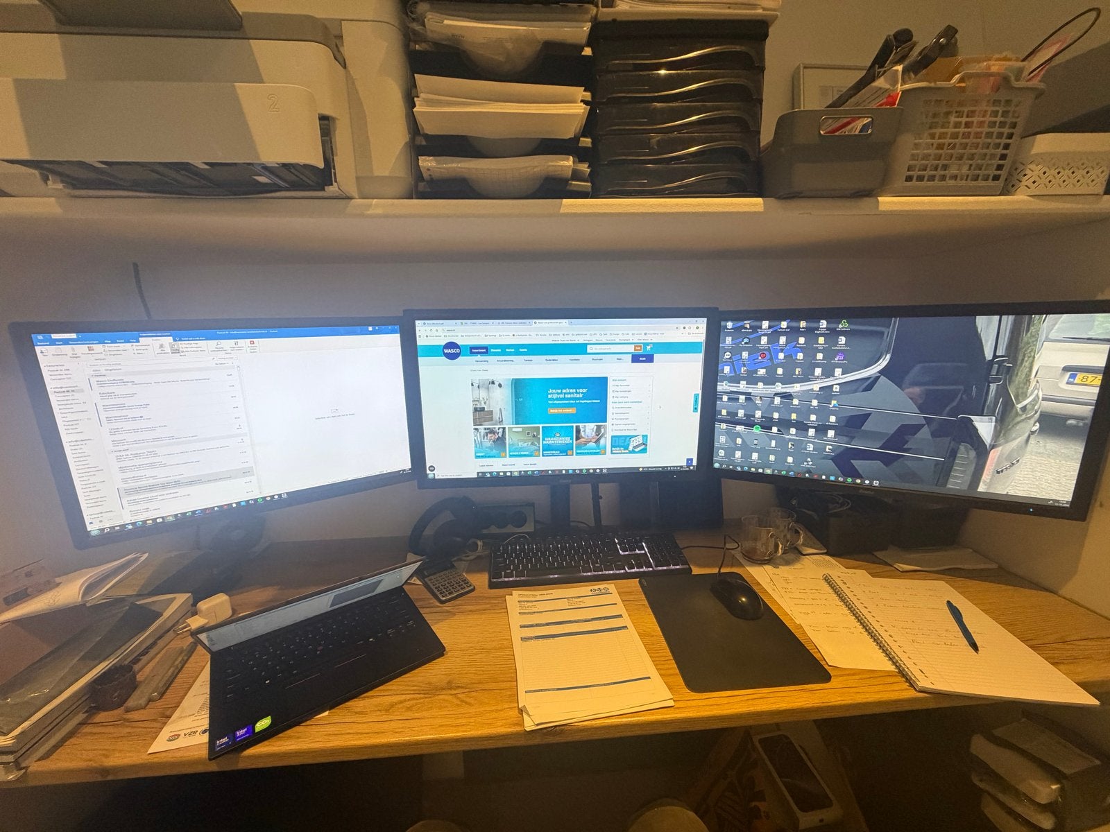 Bureau stuur met 3 monitoren (Dell U2412M, 2x Iiyama GE2788H, Gebruikt, IPS, In hoogte verstelbaar, Full HD