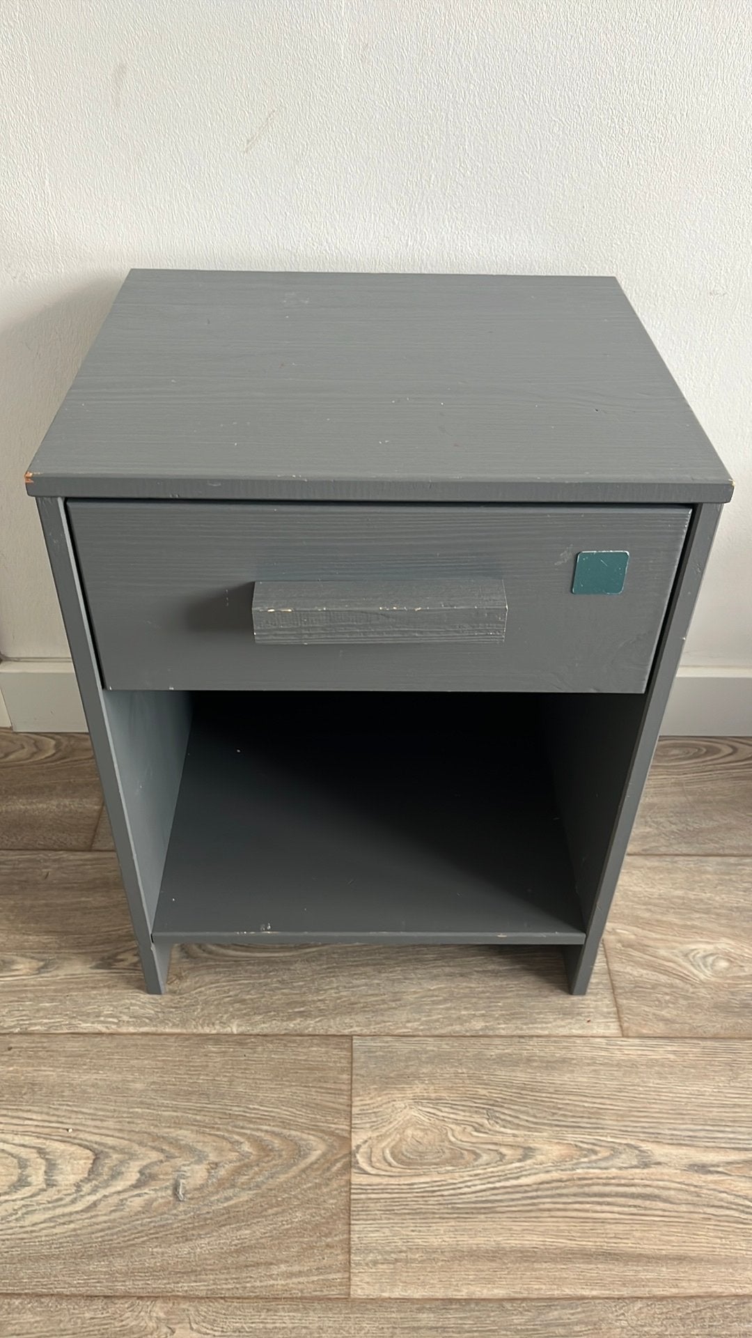 Grijs nachtkastje van Woood, Ophalen, Gebruikt, Minder dan 45 cm