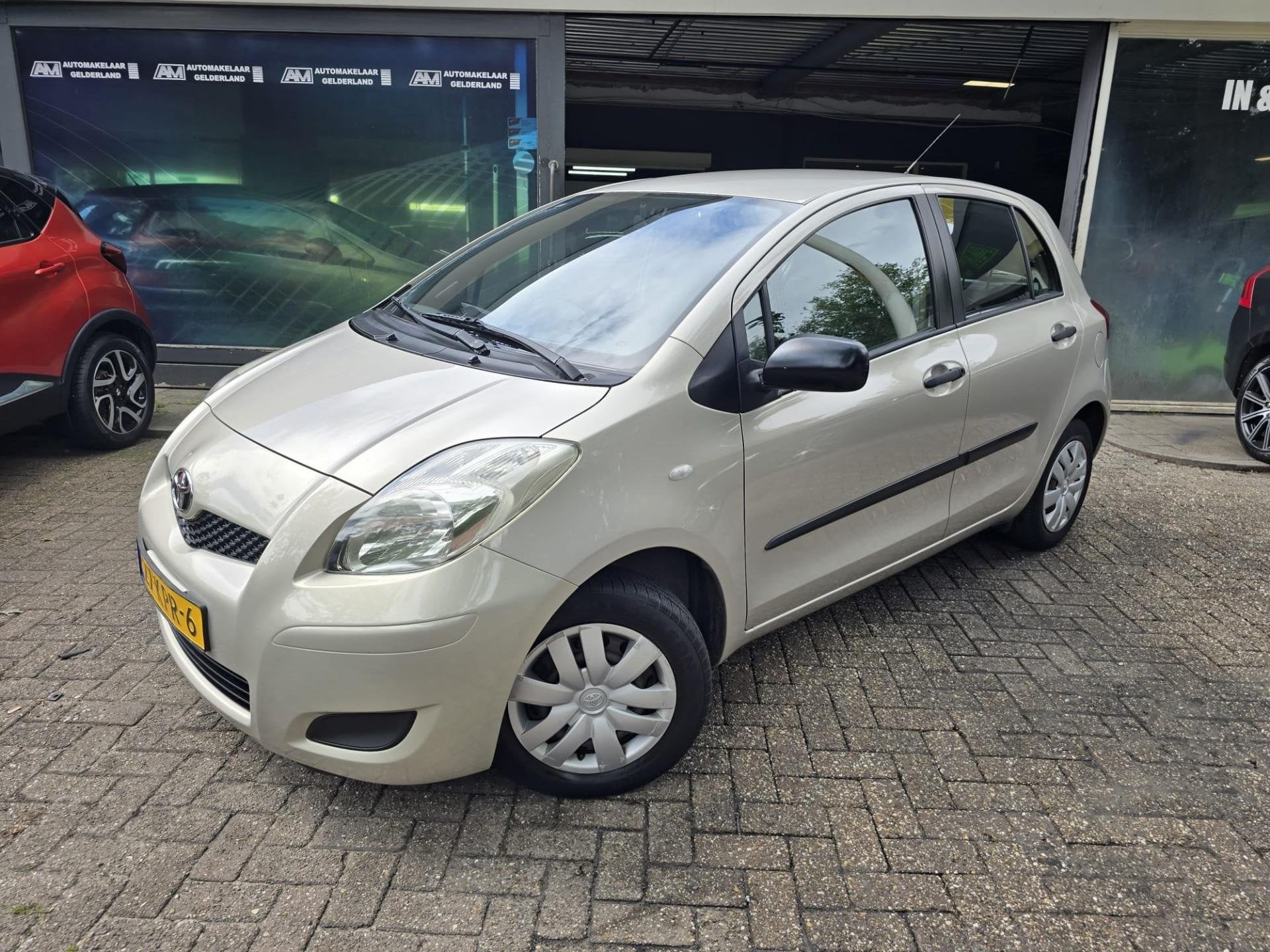 Toyota Yaris 1.0 VVTi Acces | 2E EIGENAAR |3/6 OF 12MND GARA, Auto's, Voorwielaandrijving, Stof, 750 kg, Beige