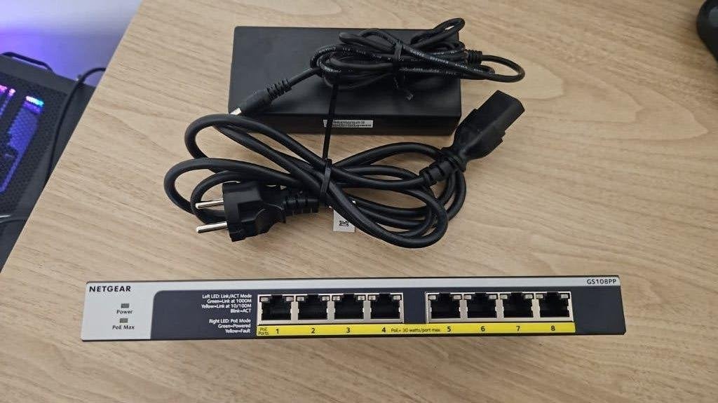 NETGEAR GS108PP 8-poorts PoE+ Gigabit Unmanaged Switch, Ophalen of Verzenden, Gebruikt