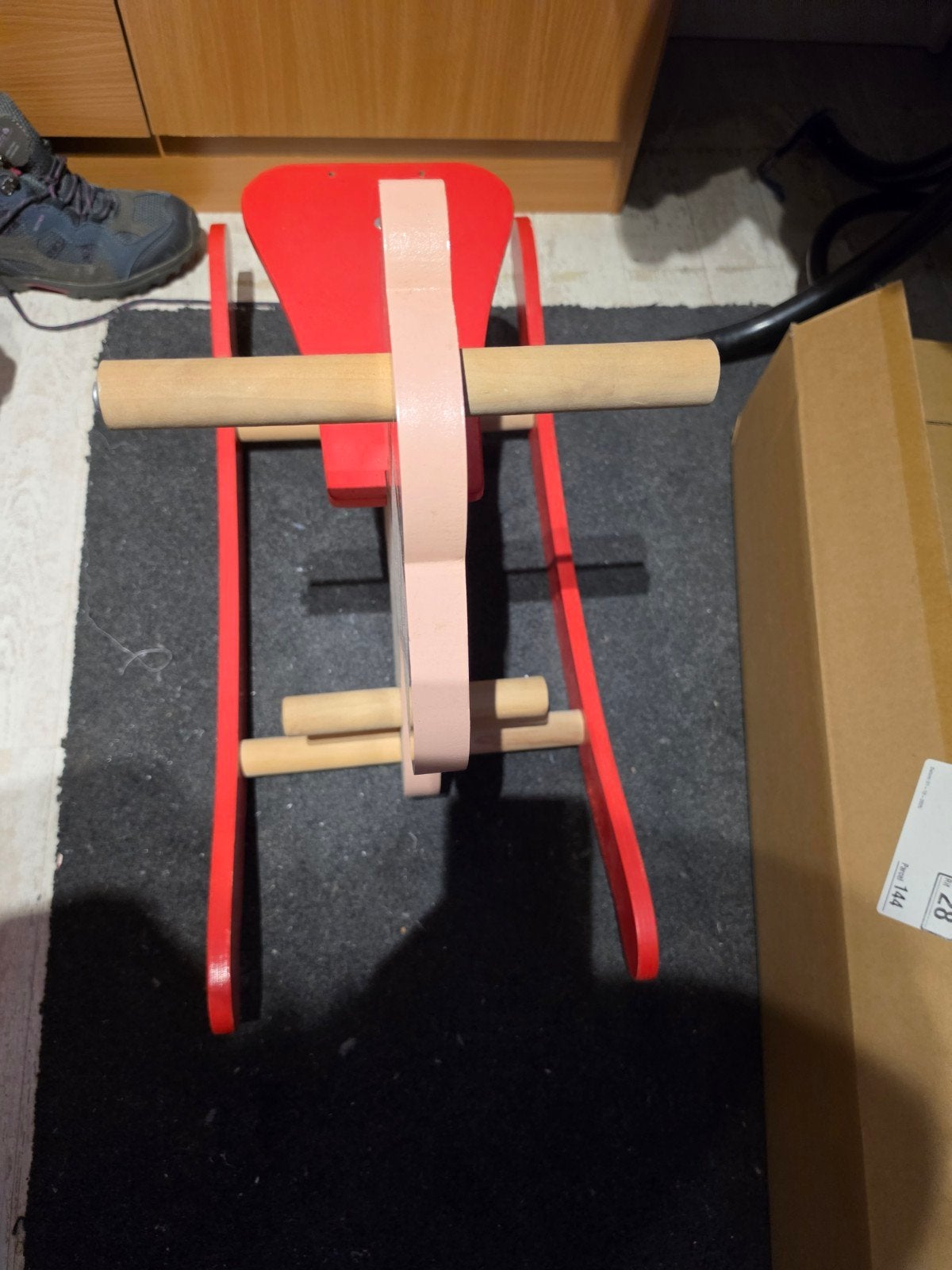 Houten hobbelpaard rood met naturelkleur, Ophalen of Verzenden, Zo goed als nieuw, Rij- of Hobbelspeelgoed