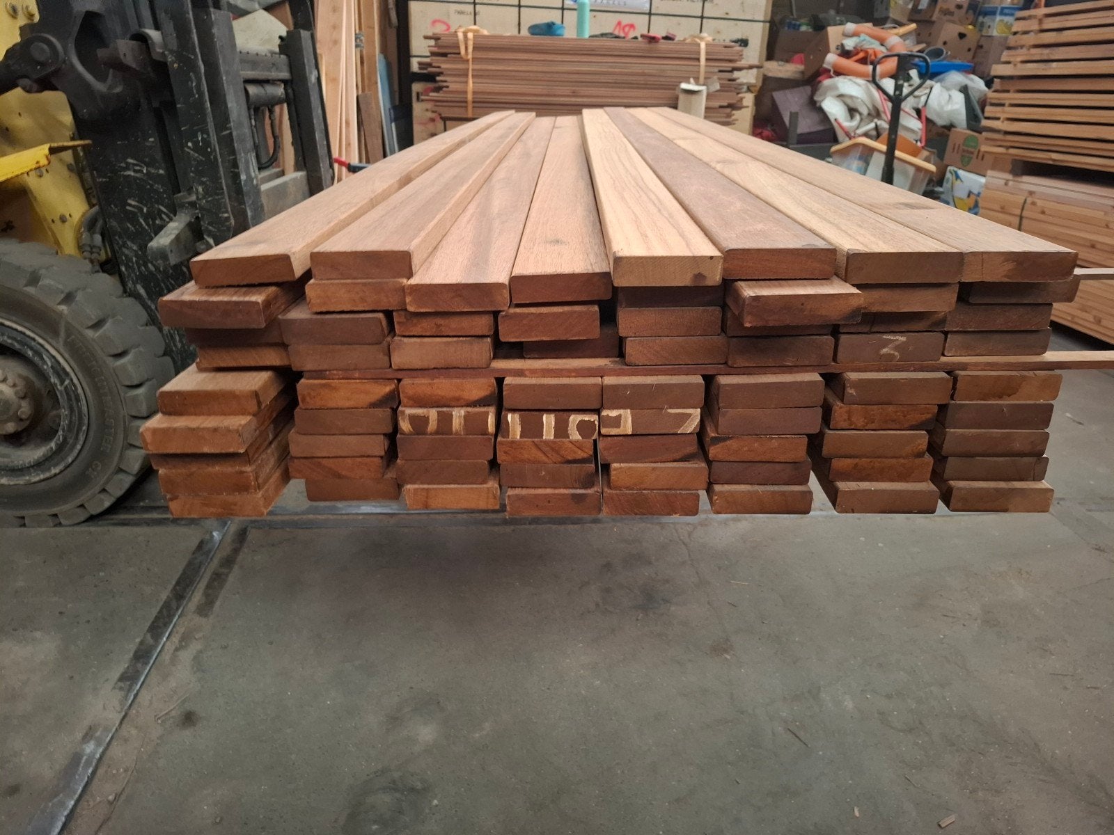 Partij 70 st hardhout latten 305x9x2.5 cm bezorgen mogelijk, Ophalen, Planken, Nieuw, Hardhout