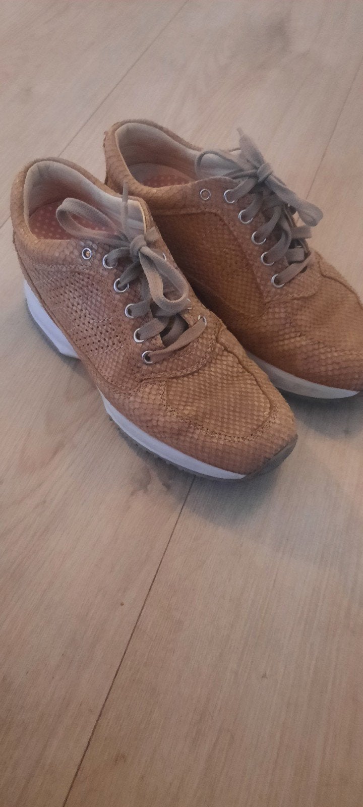 Hogan schoenen mt 36, Ophalen of Verzenden, Zo goed als nieuw, Beige, Sneakers of Gympen
