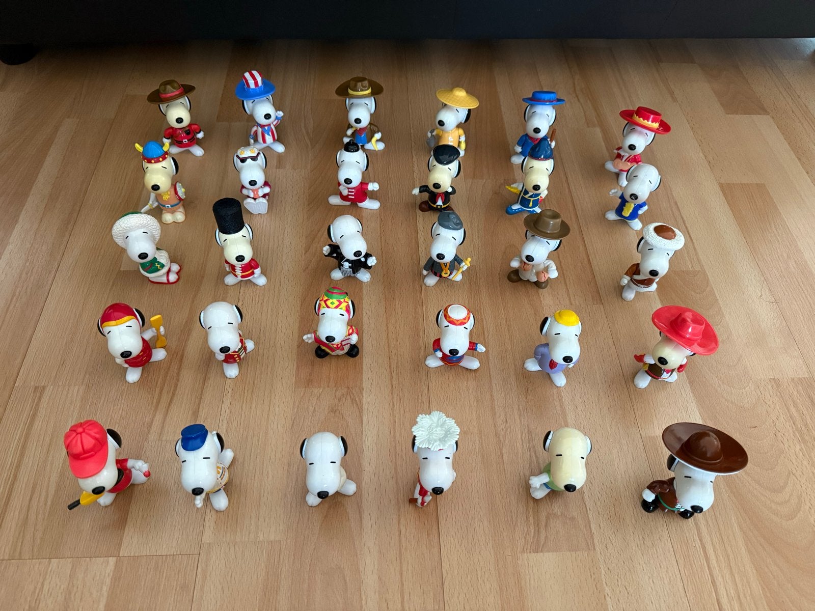 Grote verzameling van 30 Snoopy beeldjes in diverse outfits, Verzamelen, Ophalen of Verzenden, Zo goed als nieuw