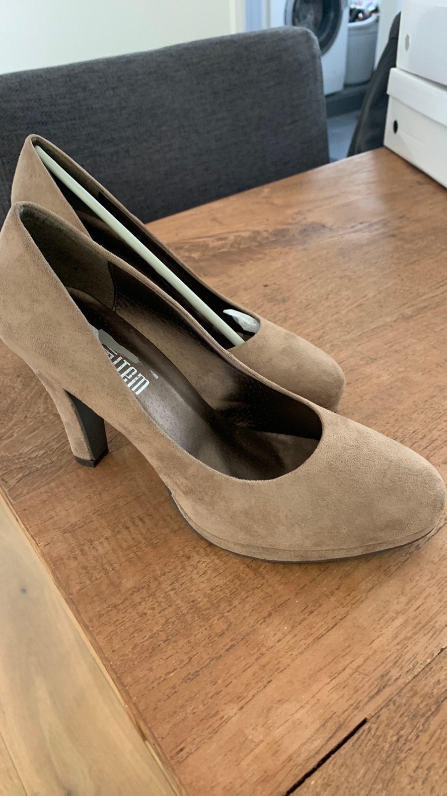Beige suède pumps nieuw maat 39, Ophalen of Verzenden, Nieuw, Beige
