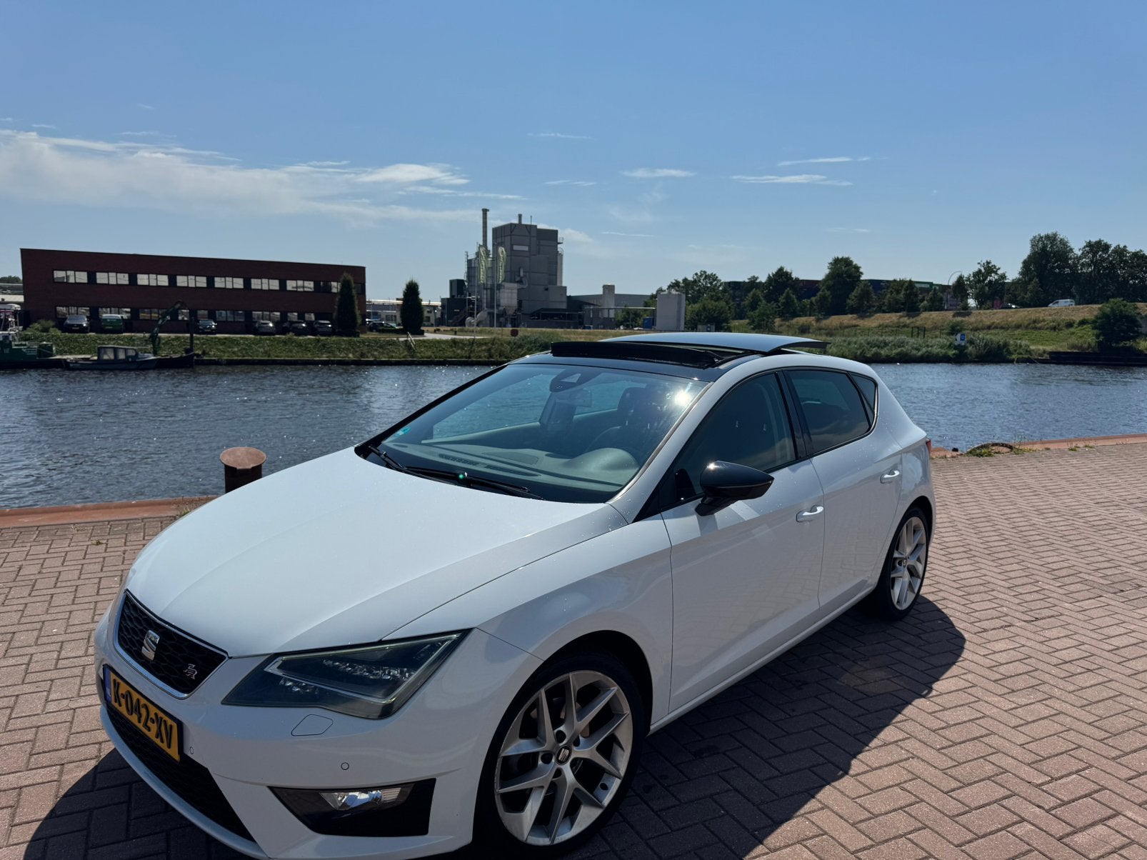 Seat Leon 1.4 TSI FR Bomvol | 140pk | Pano | Sport | 18”, Voorwielaandrijving, 1131 kg, Zwart, 4 cilinders