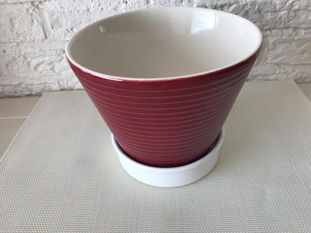 Vintage Bloempot ( Bordeaux) op witte schotel, Ophalen, Gebruikt, Rond, Binnen