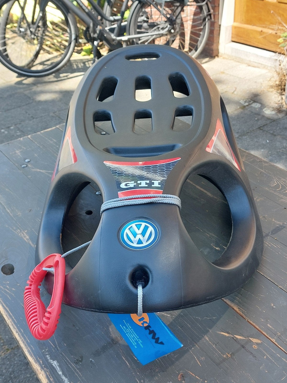 Volkswagen GTI slee - Zo goed als nieuw, Kinderen en Baby's, Speelgoed | Buiten | Sleeën, Ophalen of Verzenden, Nieuw, Kunststof