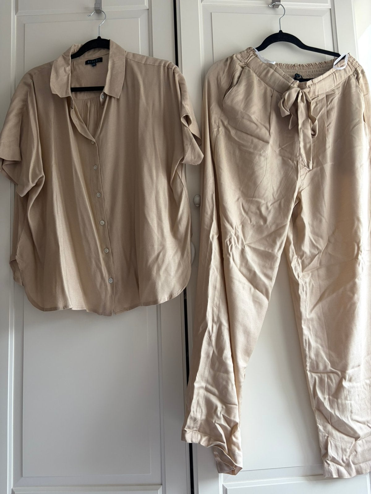 Prachtig nieuw pak van Bindi, Ophalen of Verzenden, Nieuw, Maat 42/44 (L), Beige