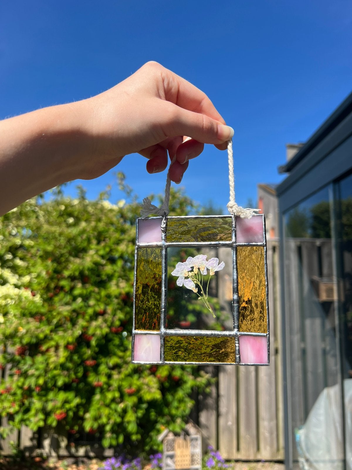 Tiffany glas in lood hanger met gedroogd bloemetje, 9 cm, Meerkleurig, Ophalen of Verzenden, Glas
