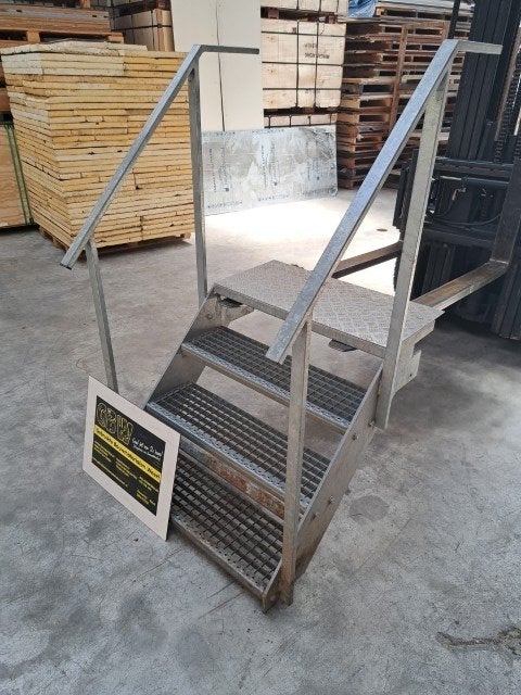 gegalvaniseerde trap met roostertreden en leuning 68 cm hoog, Ophalen, Gebruikt