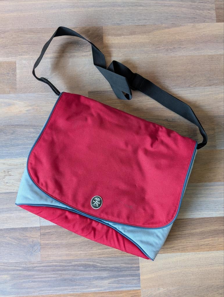 Crumpler Mcbain's Baby XL Laptoptas - Rood/Blauw, Ophalen of Verzenden, 15 inch, Gebruikt, Schoudertas