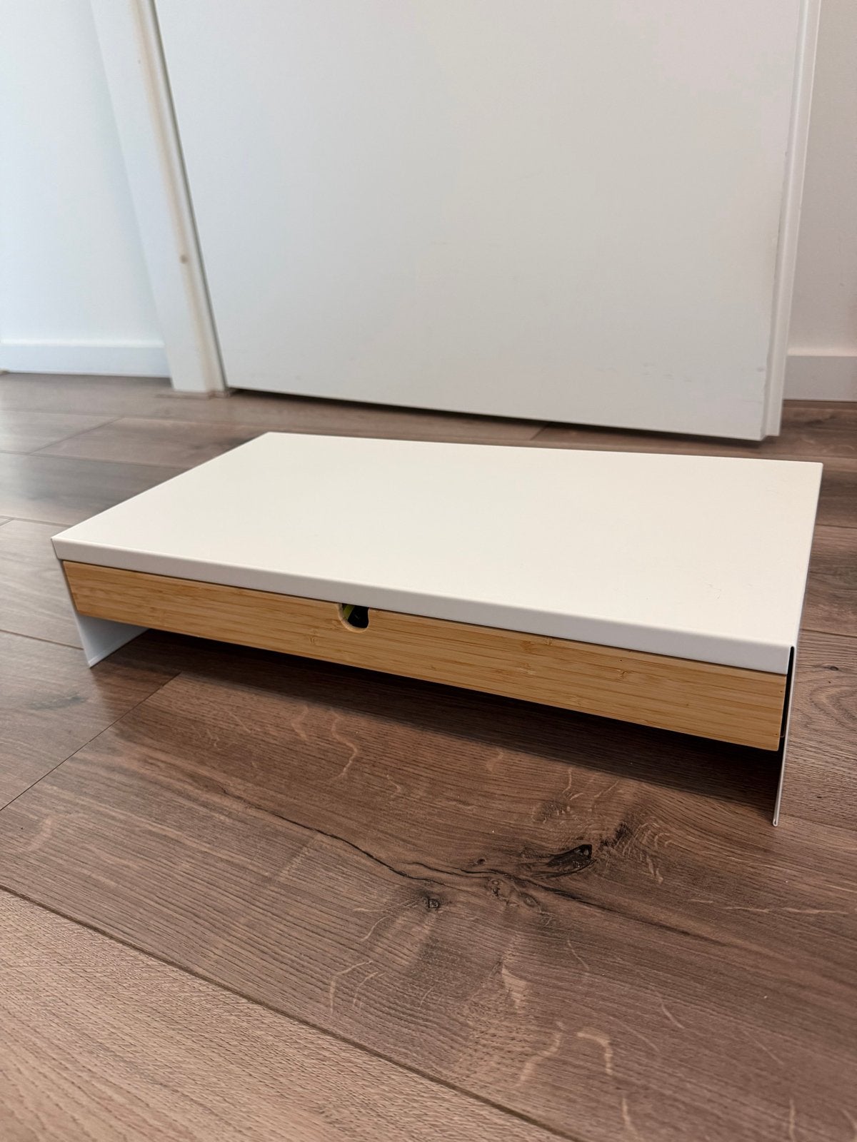 IKEA ELLOVEN Monitorstandaard met lade - Wit/Bamboe, Huis en Inrichting, Ophalen, Scandinavisch, Hout, Zo goed als nieuw