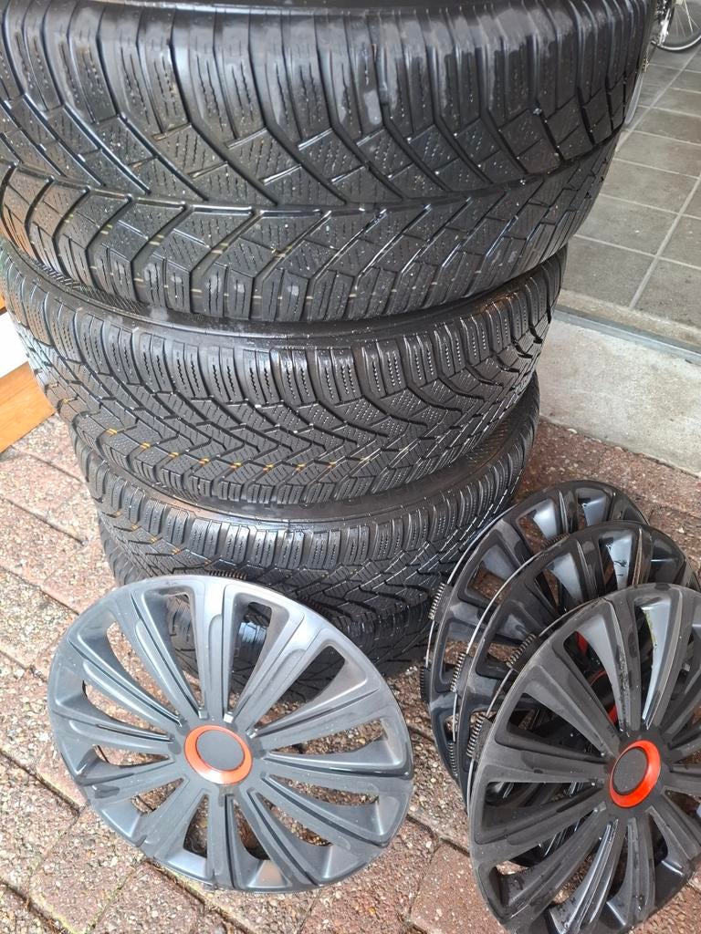 Continental winterbanden  stalen velgen 215x55 R16 steek 108, Ophalen