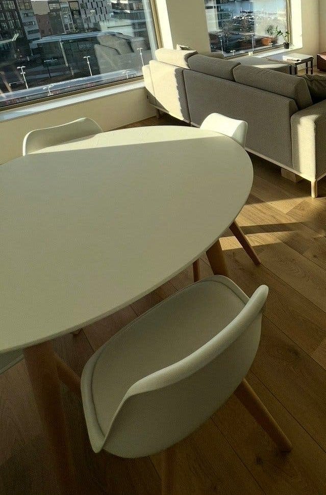 Witte uitschuifbare eettafel met vier stoelen by Kave Home, Huis en Inrichting, Ophalen, 100 tot 150 cm, Rond, Zo goed als nieuw