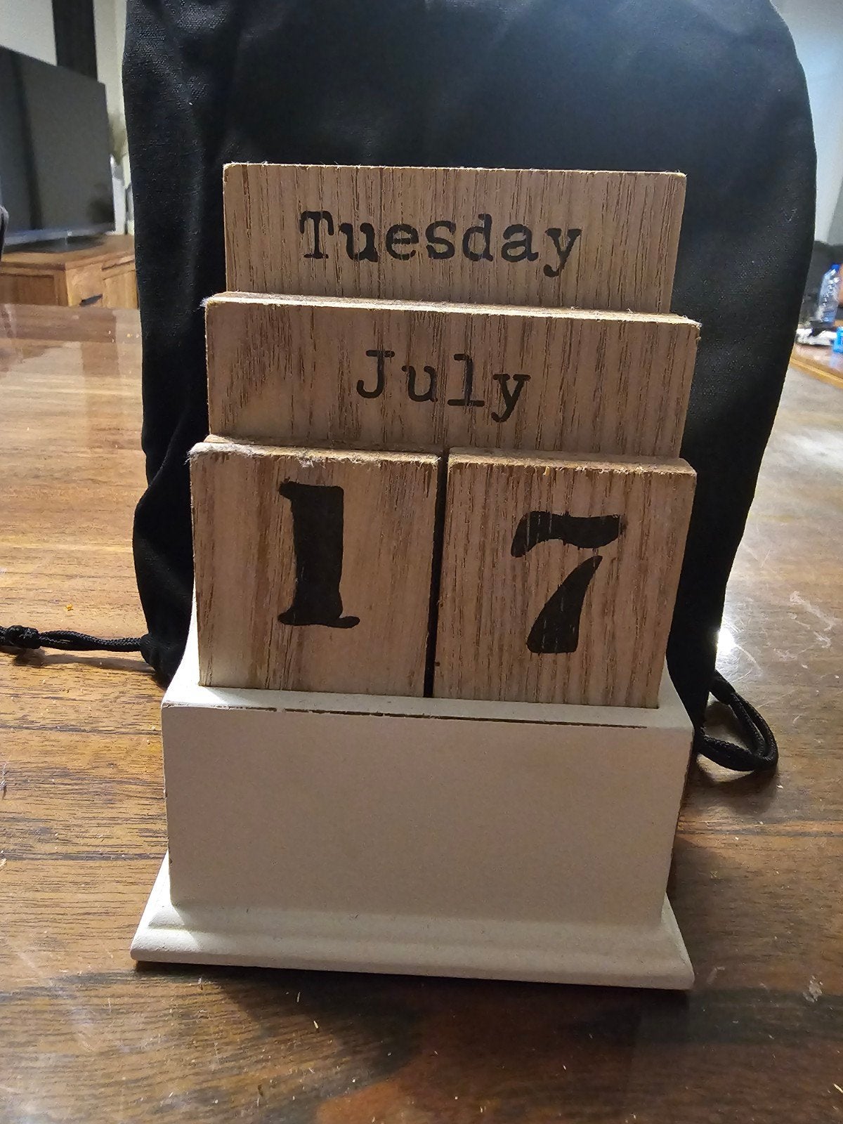 Dag en datum kalender hout, Ophalen