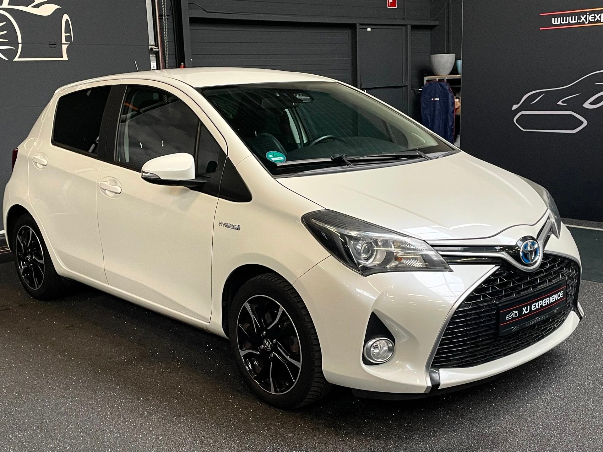 Toyota Yaris 1.5 Hybrid Dynamic Bi-Tone Cruise ,Stoel verw,, Auto's, Gebruikt, 4 cilinders, Bi-Xenon koplampen, Bedrijf