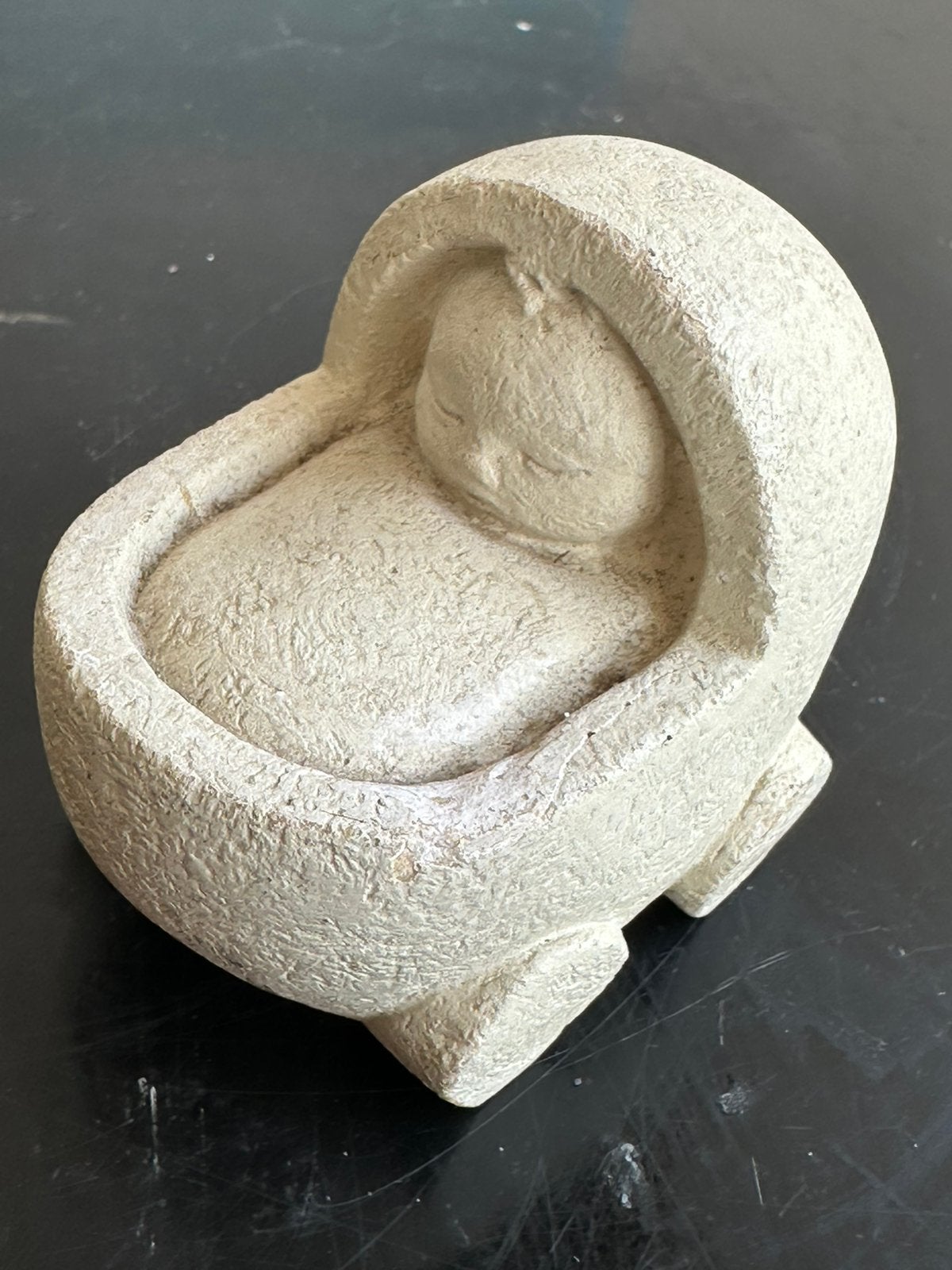 Marbell stone art Belgie Baby in kinderwagen beeldje, Ophalen of Verzenden, Gebruikt, Mens