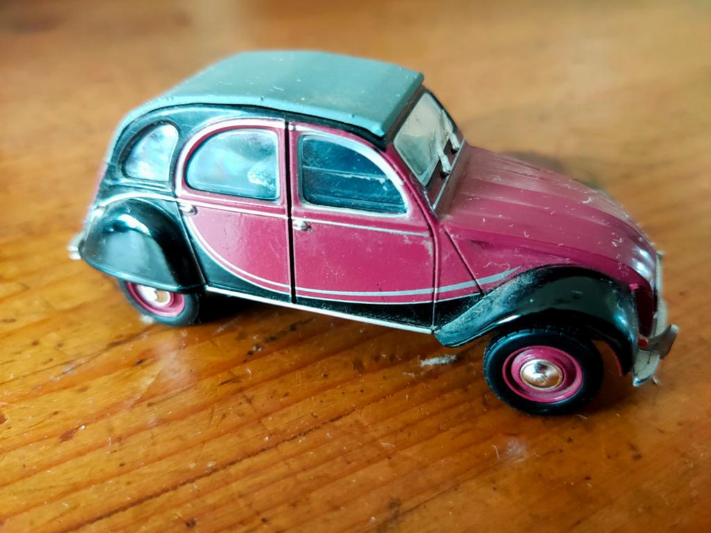 Citroën 2CV 6 1981 Universal Hobbies nr80, Hobby en Vrije tijd, Modelauto's | 1:43, Ophalen of Verzenden, Gebruikt, Auto, Universal Hobbies