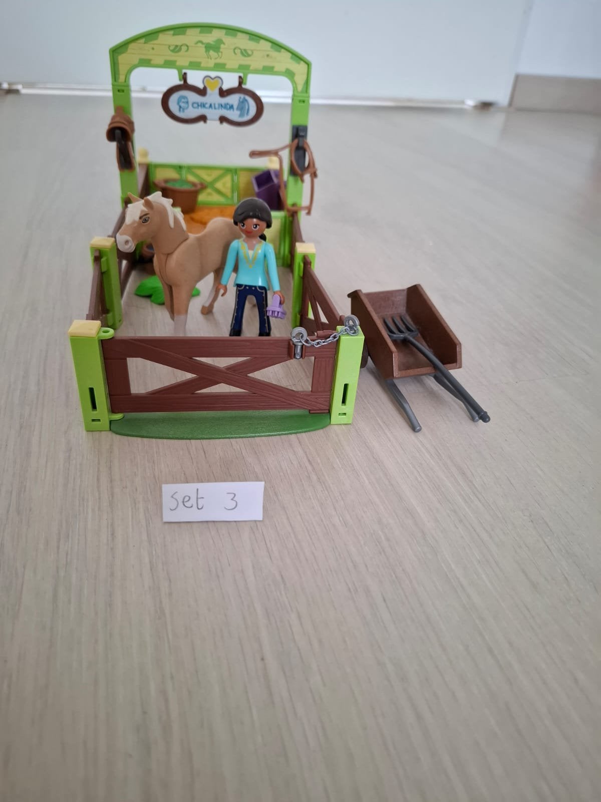Playmobil spirit 9479 paardenbox met chica linda, Kinderen en Baby's, Ophalen, Zo goed als nieuw