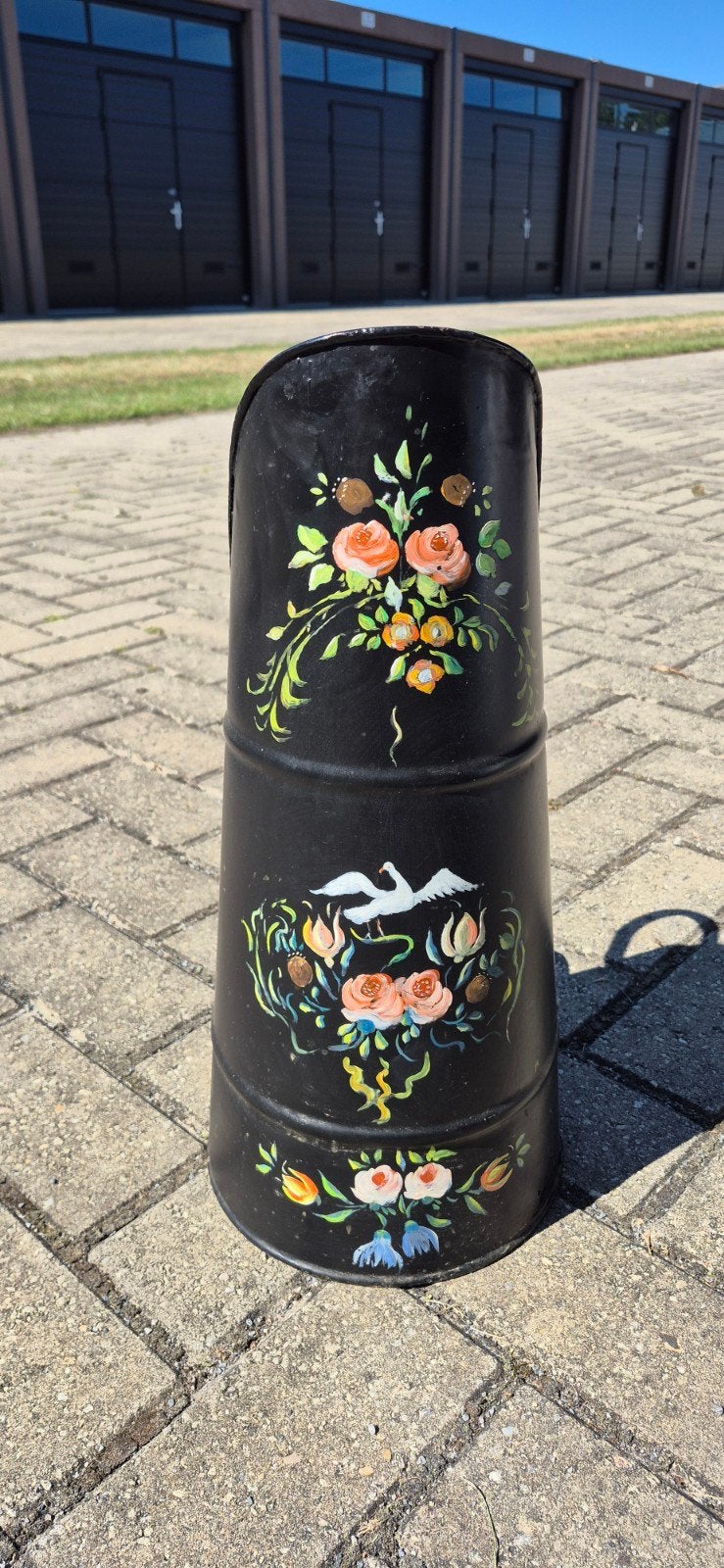 Antieke kolenkit met handgeschilderde bloemen en zwaan, Ophalen