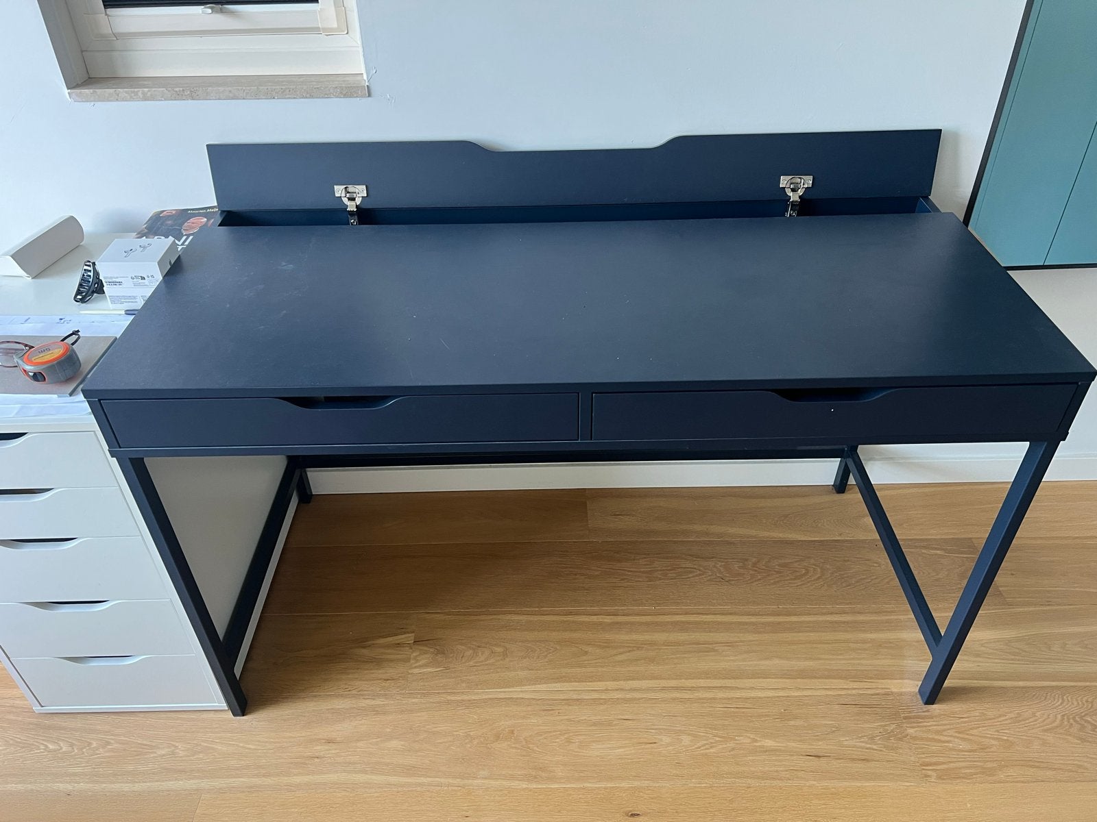 Donkerblauw bureau IKEA met opbergruimte en lades, Ophalen, Met lades, Spaanplaat of MDF, Zo goed als nieuw