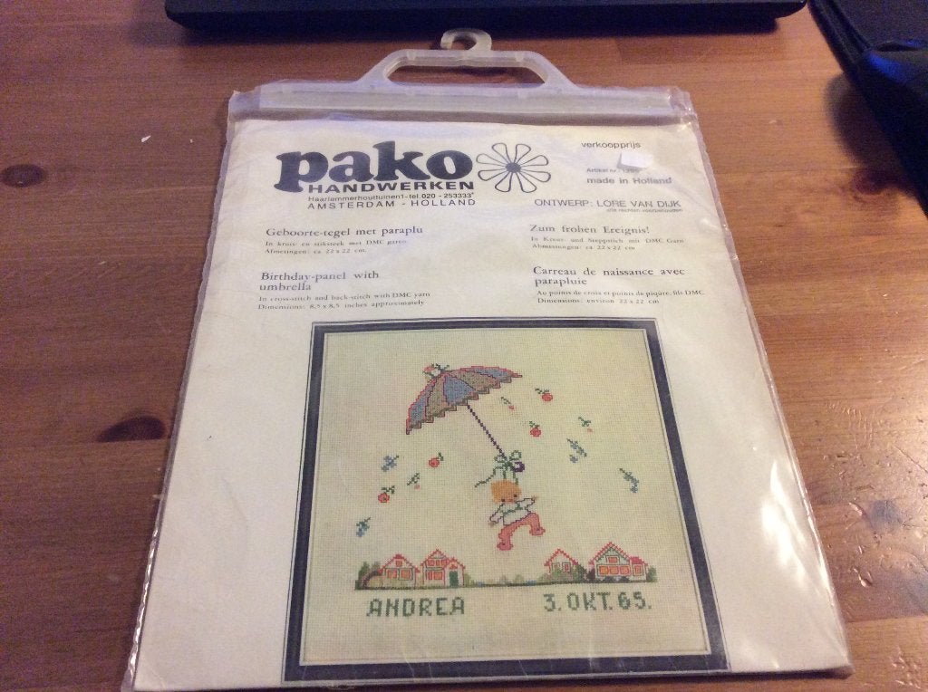 Pako handwerken geboortetegel met paraplu artikel nr 1295, Hobby en Vrije tijd, Ophalen of Verzenden, Nieuw, Handborduren, Borduurpakket