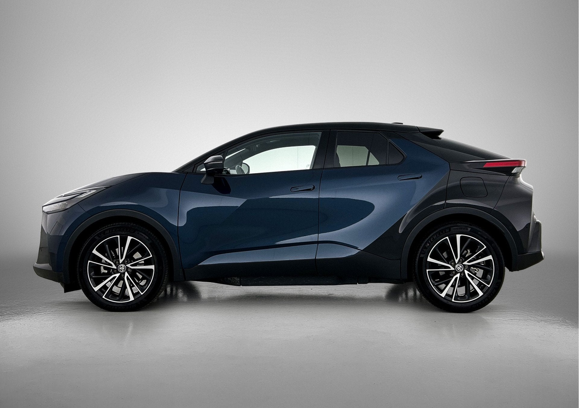 Toyota C-HR 2.0 Plug-in Hybrid 220 Première Edition | Deale, Auto's, 4 cilinders, Blauw, Bedrijf, 13 kWh