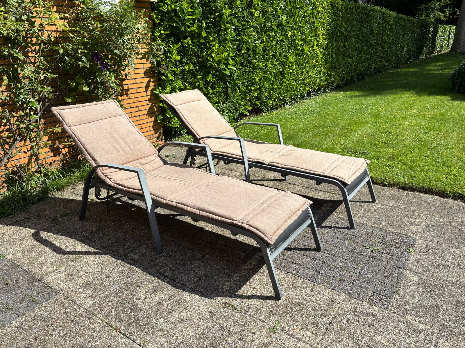 2 aluminium ligbedden met bruine dekjes, Tuin en Terras, Ophalen, Gebruikt, Aluminium, Verstelbaar