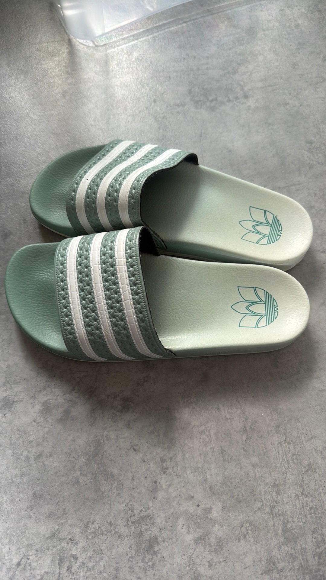 adidas badslippers, Slippers, Ophalen of Verzenden, Zo goed als nieuw, Groen