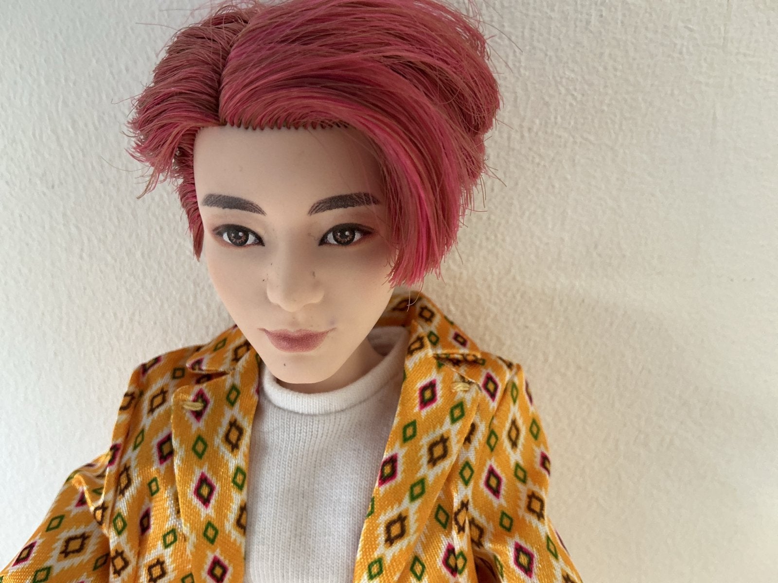 BTS J-Hope pop met rood haar en geel pak, Ophalen of Verzenden, Zo goed als nieuw, Overige typen