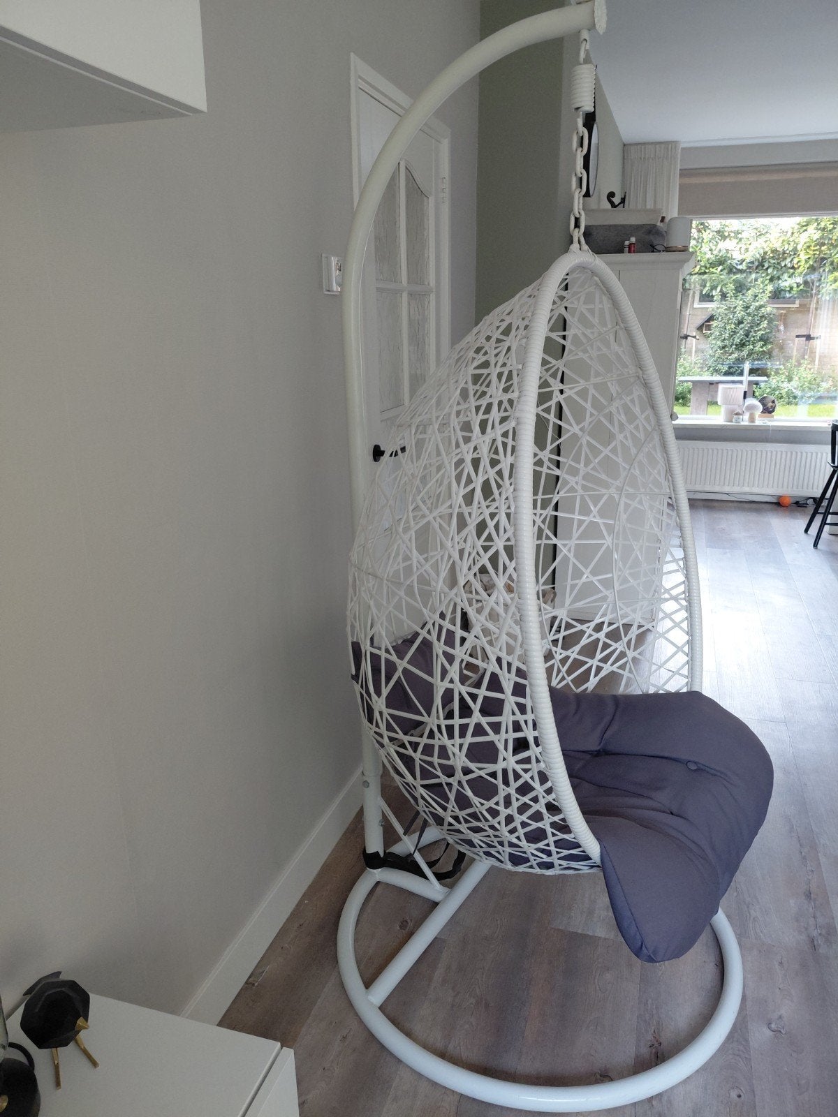 Witte hangstoel ei met grijs kussen, Huis en Inrichting, Ophalen, Wit, Eén, Kunststof