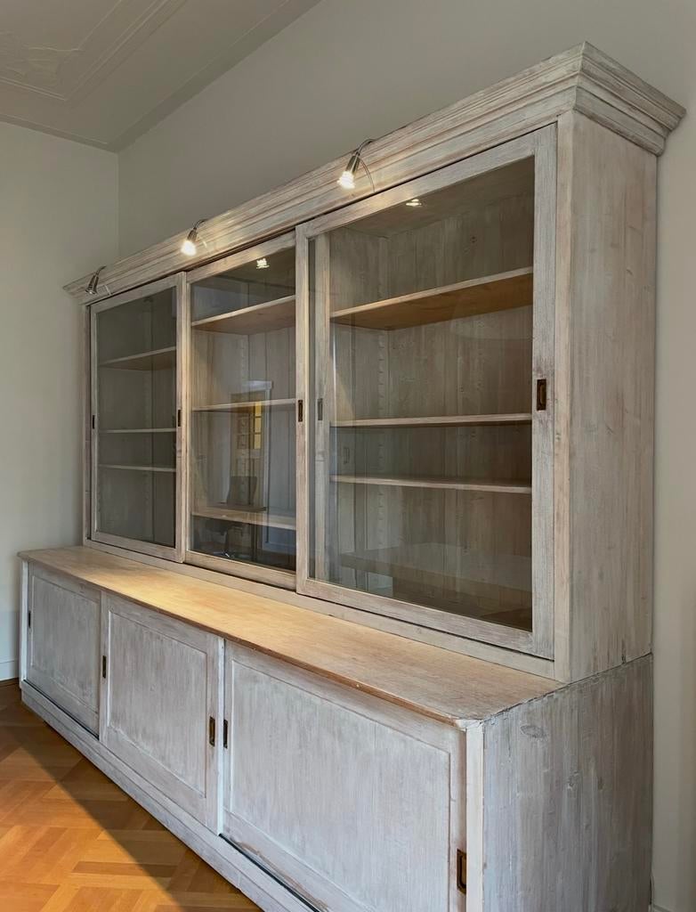 Antieke White Wash Houten Kast met Glazen Schuifdeuren, Ophalen