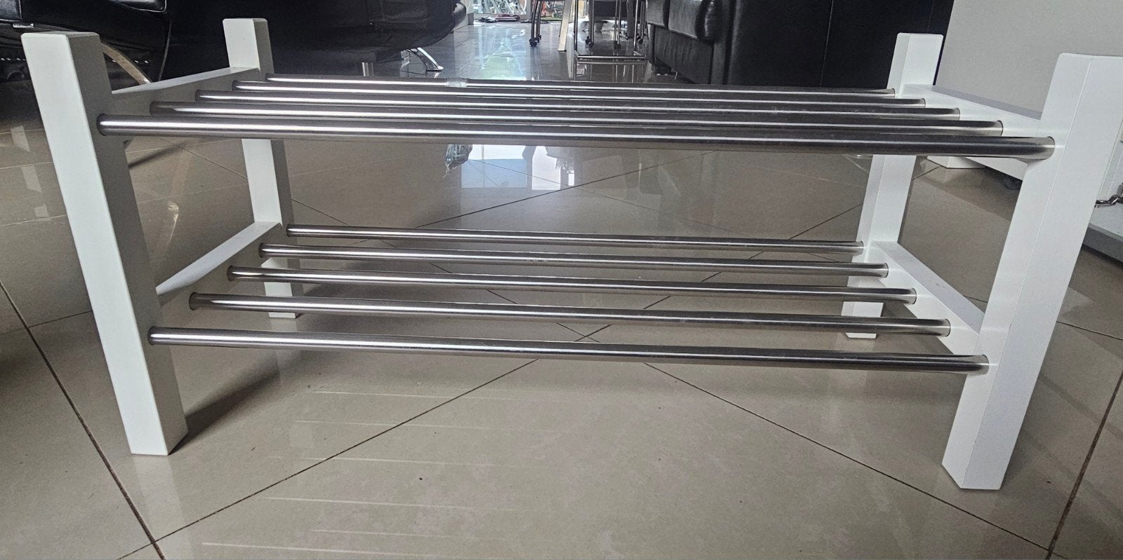 Witte stevige schoenenrek met metalen stangen, Ophalen