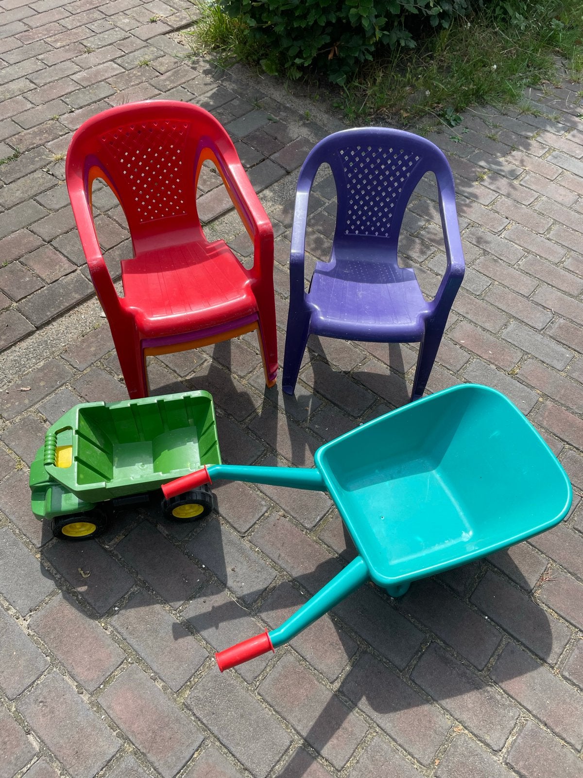 Speelgoedset: 4 stoeltjes, kiepwagen en kruiwagen, Ophalen, Gebruikt, Jongen of Meisje