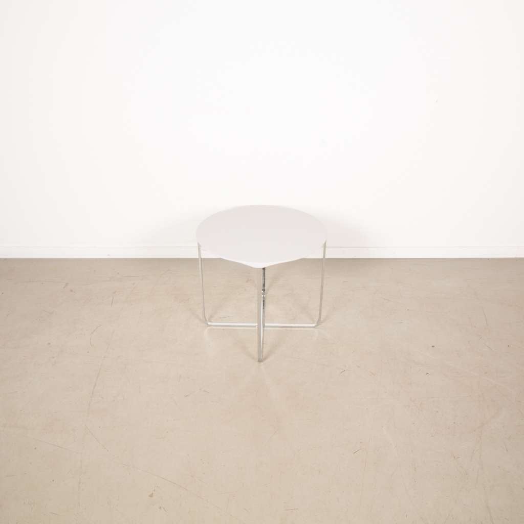 2x Montis Flint Bijzettafel Wit Kunststof Ø55 cm – Chroom, Huis en Inrichting, Tafels | Bijzettafels, Kunststof, 55 tot 75 cm